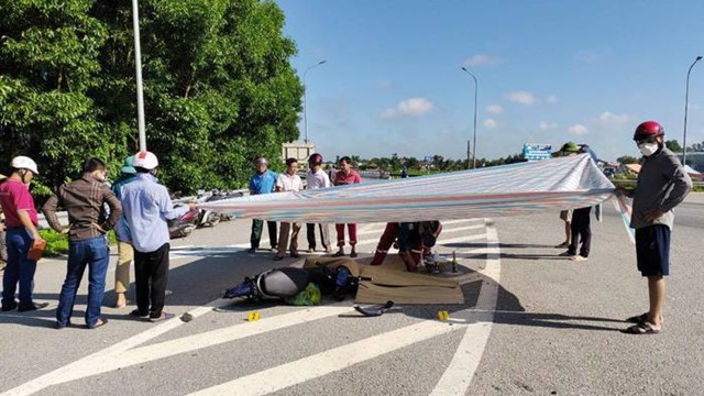 Tai nạn giao thông mới nhất hôm nay (25/7): Hai vợ chồng bị xe container cán tử vong