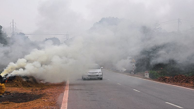 Đốt rơm rạ gần đường giao thông sẽ bị phạt đến 3 triệu đồng