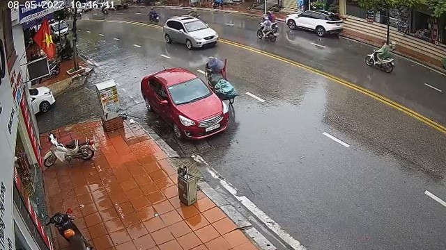 [CLIP]: Xích lô đâm vào ô tô, tài xế 2 lần quay lại xin đền bù