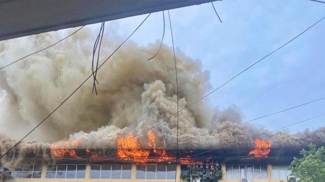 Dập tắt đám cháy tại tòa nhà văn phòng trên đường Trường Chinh