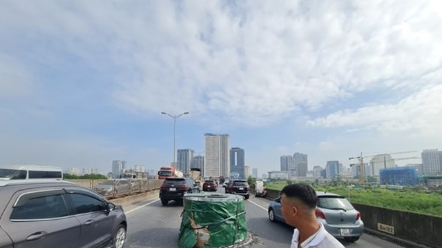 Bộ GTVT yêu cầu xử lý nghiêm vụ xe tải làm rơi cuộn thép trên đường