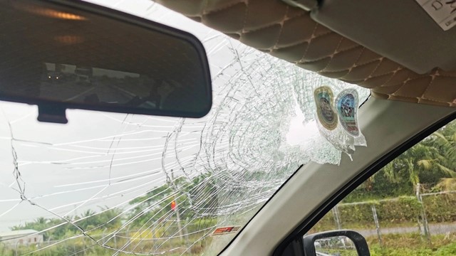 Xác minh vụ cục đá rơi thủng kính ô tô đang chạy trên cao tốc TP Hồ Chí Minh - Trung Lương