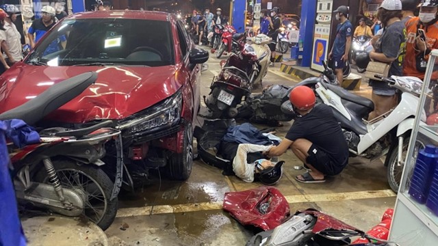 Ô tô lao vào cây xăng trên đường Láng, tông nhiều người bị thương