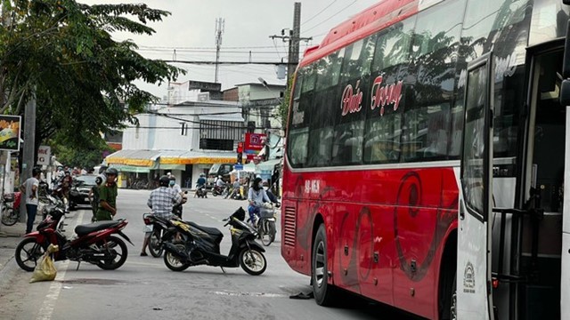 Tai nạn giao thông mới nhất hôm nay (14/8): Xe tải chạy trên Quốc lộ 1A bất ngờ lật nhào, tài xế thiệt mạng