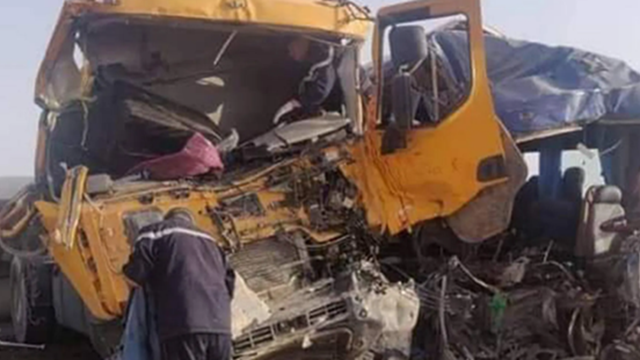 Xe buýt chở khách va chạm xe tải, hơn 20 người thương vong