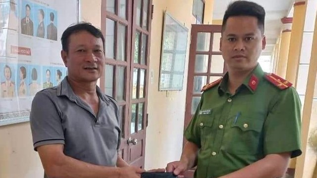 Thượng uý công an trả lại điện thoại iPhone cho người đánh rơi