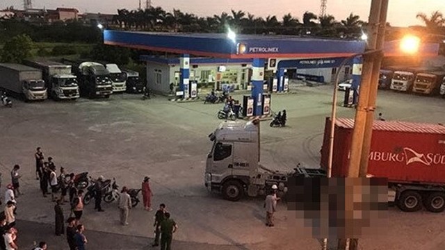 Xe máy va chạm với xe container, 2 dì cháu tử vong