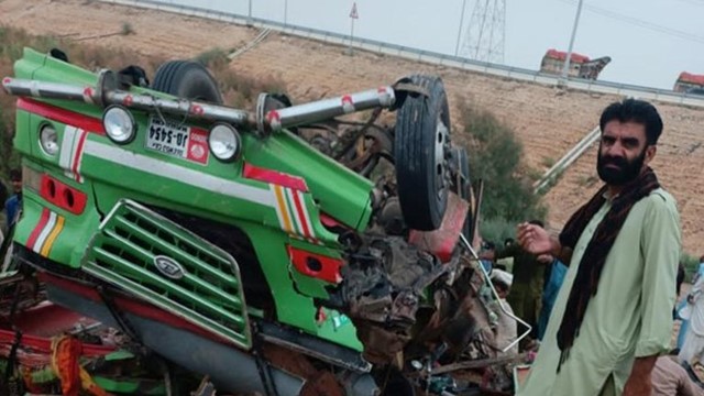 Xe khách mất lái rồi lao xuống mương, 40 người thương vong