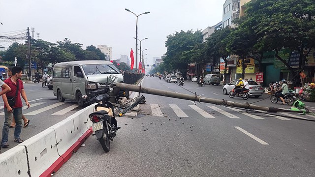 Ôtô tông đổ cột điện trên đường Giải Phóng