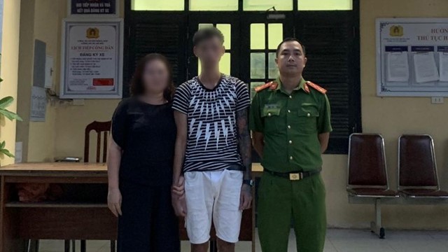 Kịp thời cứu 1 thanh niên định nhảy cầu Thăng Long tự tử