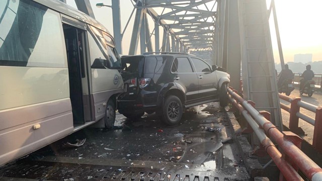 Hà Nội: Va chạm liên hoàn giữa 5 xe ô tô trên cầu Chương Dương