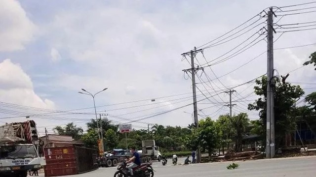 Tai nạn giao thông mới nhất hôm nay (29/8): Thùng container chứa hàng chục tấn hàng rơi ra khỏi rơ moóc khi vào cua
