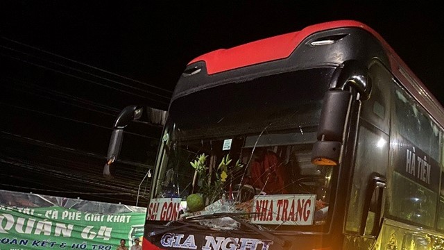 Tai nạn giao thông mới nhất hôm nay (6/9): Xe máy tông trực diện xe khách, 2 thanh niên tử vong