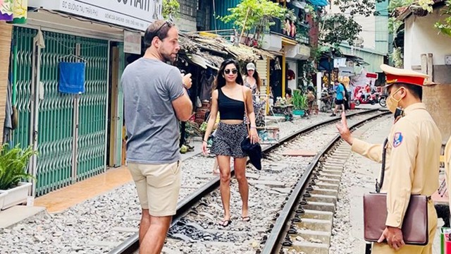 Xử lý dứt điểm tình trạng bán hàng, quay phim, chụp ảnh trên tuyến đường sắt Hà Nội - Đồng Đăng