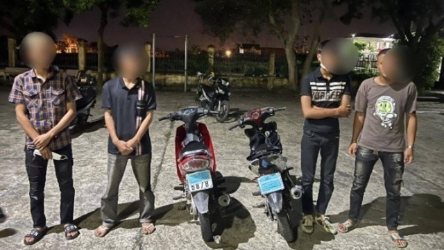 4 thanh niên đi xe máy "nhiều không" mang dao phóng lợn dạo phố