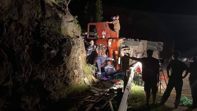 Tai nạn giao thông mới nhất hôm nay (19/9): Xe đầu kéo tông vào vách đá, lái xe tử vong trong ca bin