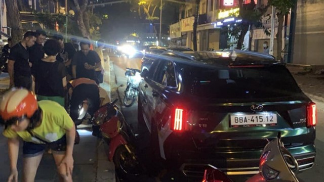 Xế hộp tông 2 xe máy trên phố Trung Kính, nhiều người bị thương