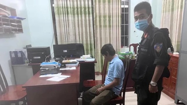 Bị lập biên bản vi phạm nồng độ cồn, người đàn ông châm lửa đốt xe