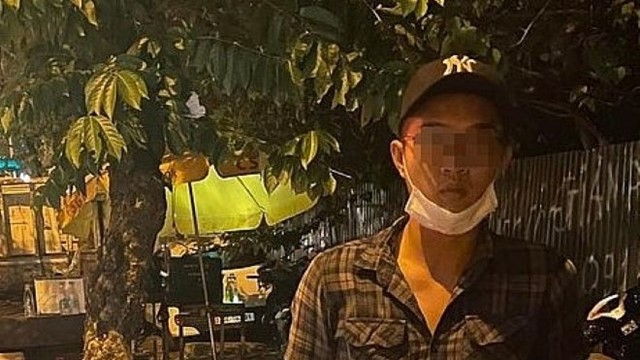 Gặp cảnh sát 141, nam thanh niên vội vàng phi tang ma túy