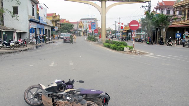 Lắp đặt hệ thống đèn tín hiệu giao thông tại ngã tư đường Hà Huy Tập trên Quốc lộ 21B 