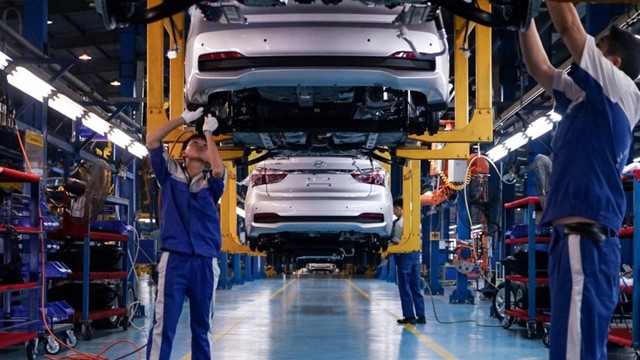 Lượng ô tô sản xuất trong nước tăng mạnh, đón sóng cao điểm dịp cuối năm