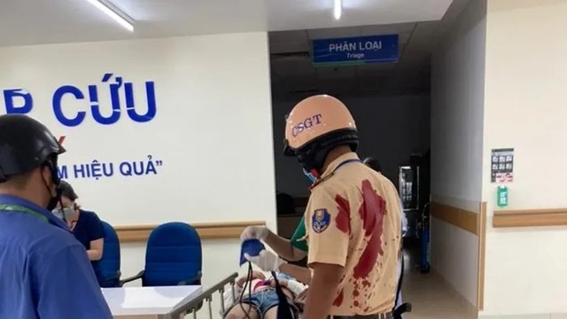 Cảnh sát giao thông kịp thời đưa cô gái bị kẹt dưới gầm xe buýt đi cấp cứu
