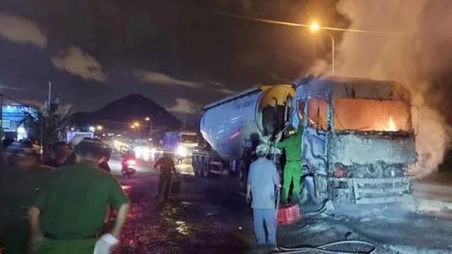 Xe khách đâm vào đuôi xe bồn đang dập lửa, nhiều hành khách bị thương