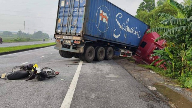 Tai nạn giao thông mới nhất hôm nay (4/10): Xe container gây tai nạn, một thầy chùa tử vong 