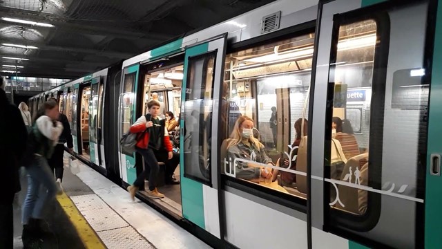 Tàu điện ngầm tại Paris sắp "khai tử" vé giấy sau 120 năm