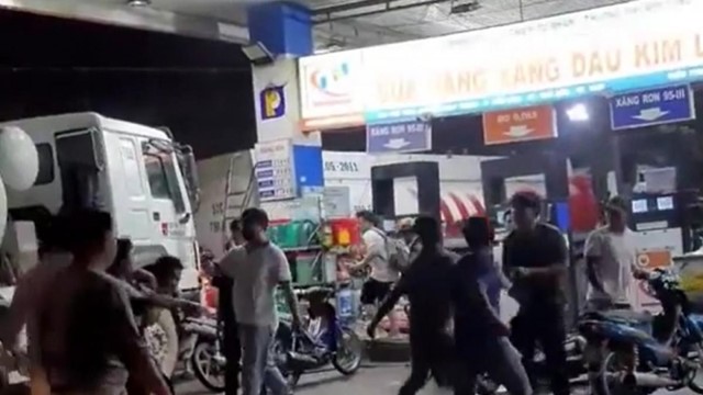 Ẩu đả với nhân viên cây xăng vì không được mua đầy can 5 lít
