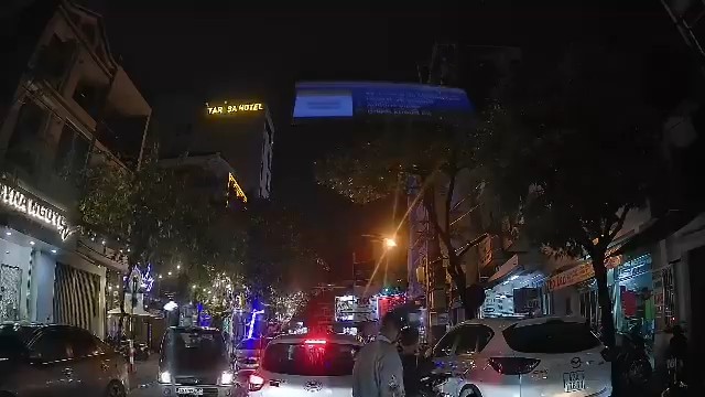 Thiếu niên vung điếu cày đập gãy gương chiếu hậu ô tô vì tắc đường