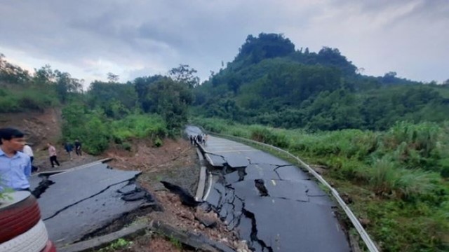 Công bố tình huống khẩn cấp về thiên tai để ứng phó, khắc phục hư hỏng kết cấu hạ tầng giao thông đường quốc lộ 