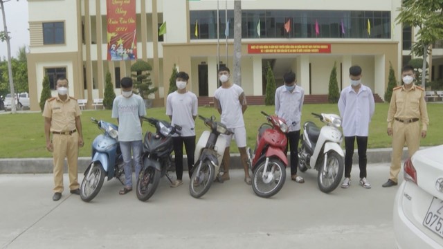 Xử phạt nhóm học sinh "bốc đầu" xe máy, lạng lách, đánh võng