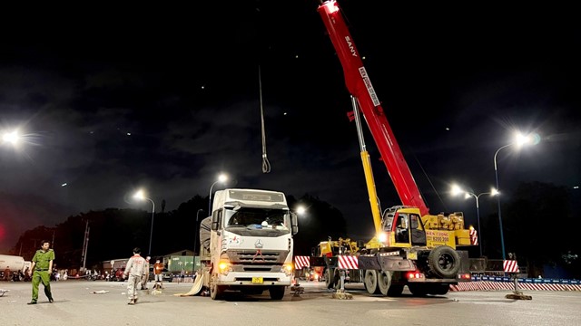 Tạm giữ tài xế xe đầu kéo tông 4 người tử vong 