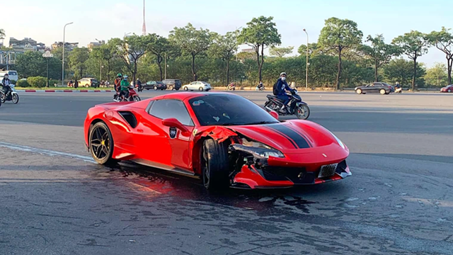Siêu xe Ferrari va chạm xe máy, một người tử vong