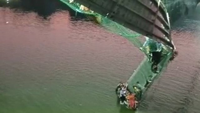 Sập cầu treo ở Ấn Độ, ít nhất 91 người thiệt mạng