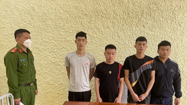 Tạm giữ hình sự nhóm đối tượng ép "con nợ" lên xe ô tô đưa đi