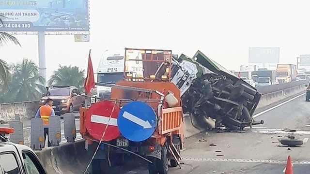 Tai nạn giao thông mới nhất hôm nay (8/11): Xe SH va chạm container, 2 thanh niên tử vong