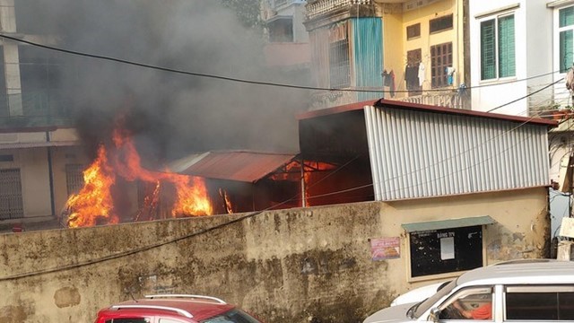 Ô tô bốc cháy dữ dội trong khuôn viên Sở VH&TT Hà Nội 