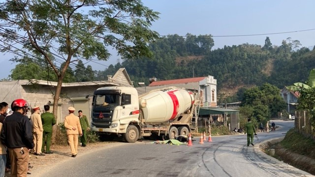 Tai nạn giao thông mới nhất hôm nay (9/11): Xe bồn va chạm với xe máy trên Quốc lộ 32, một người tử vong