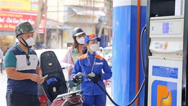 Giá xăng tăng lần thứ 4 liên tiếp