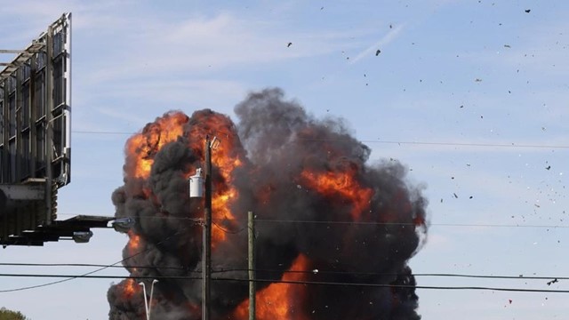 CLIP: Hai máy bay đâm trúng nhau trên không trung ở Mỹ