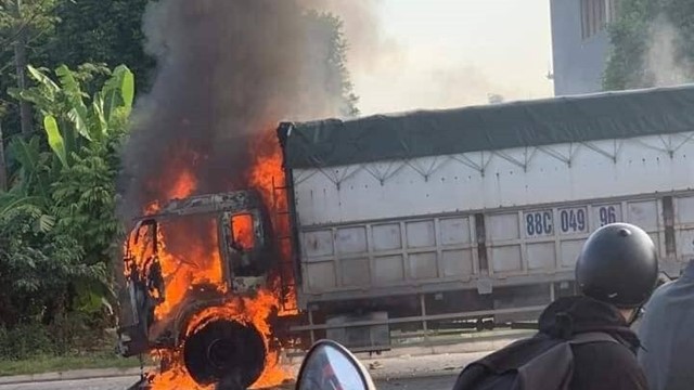 Ô tô tải bốc cháy sau va chạm với xe máy, 2 người thương vong