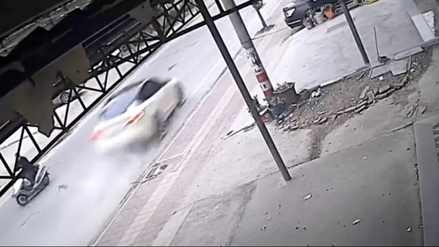 CLIP: Xe điện Tesla mất kiểm soát gây tai nạn khiến 5 người thương vong