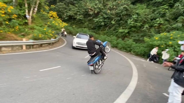 Truy tìm nhóm thanh niên đi xe máy "diễn xiếc" trên đường lên Vườn Quốc gia Ba Vì