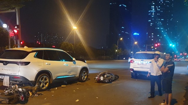 Hà Nội: Ô tô tông hàng loạt xe máy đang dừng chờ đèn đỏ