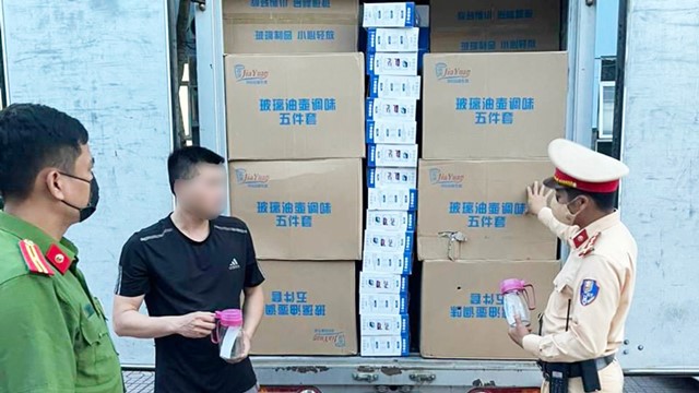 CSGT phát hiện xe tải chở hàng không rõ nguồn gốc