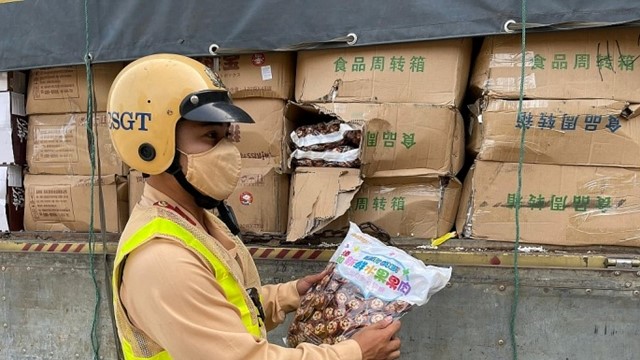 Bắt giữ xe tải chở số lượng lớn hàng hoá không rõ nguồn gốc