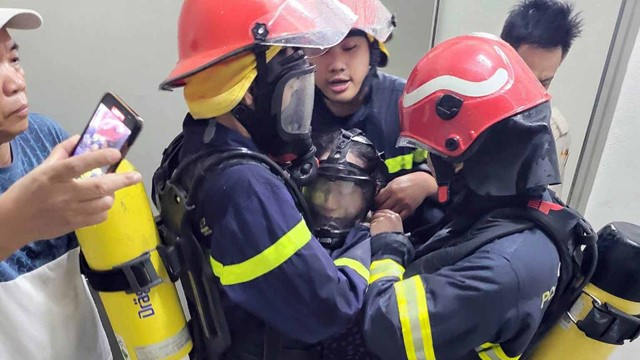 Cháy lớn chung cư Victoria Văn Phú lúc giữa trưa