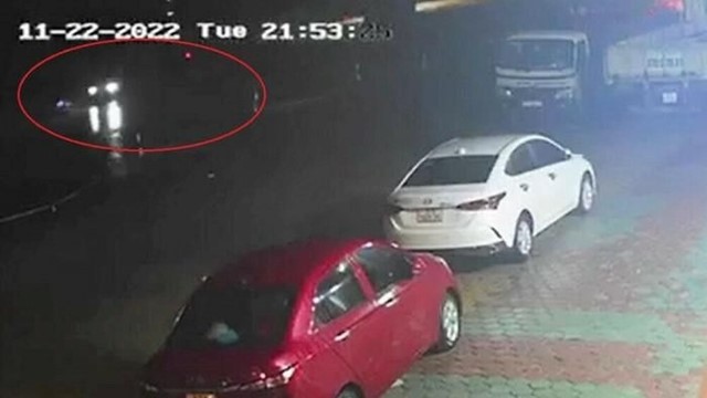 CLIP: Tài xế ô tô tông nữ công nhân môi trường tử vong rồi bỏ chạy